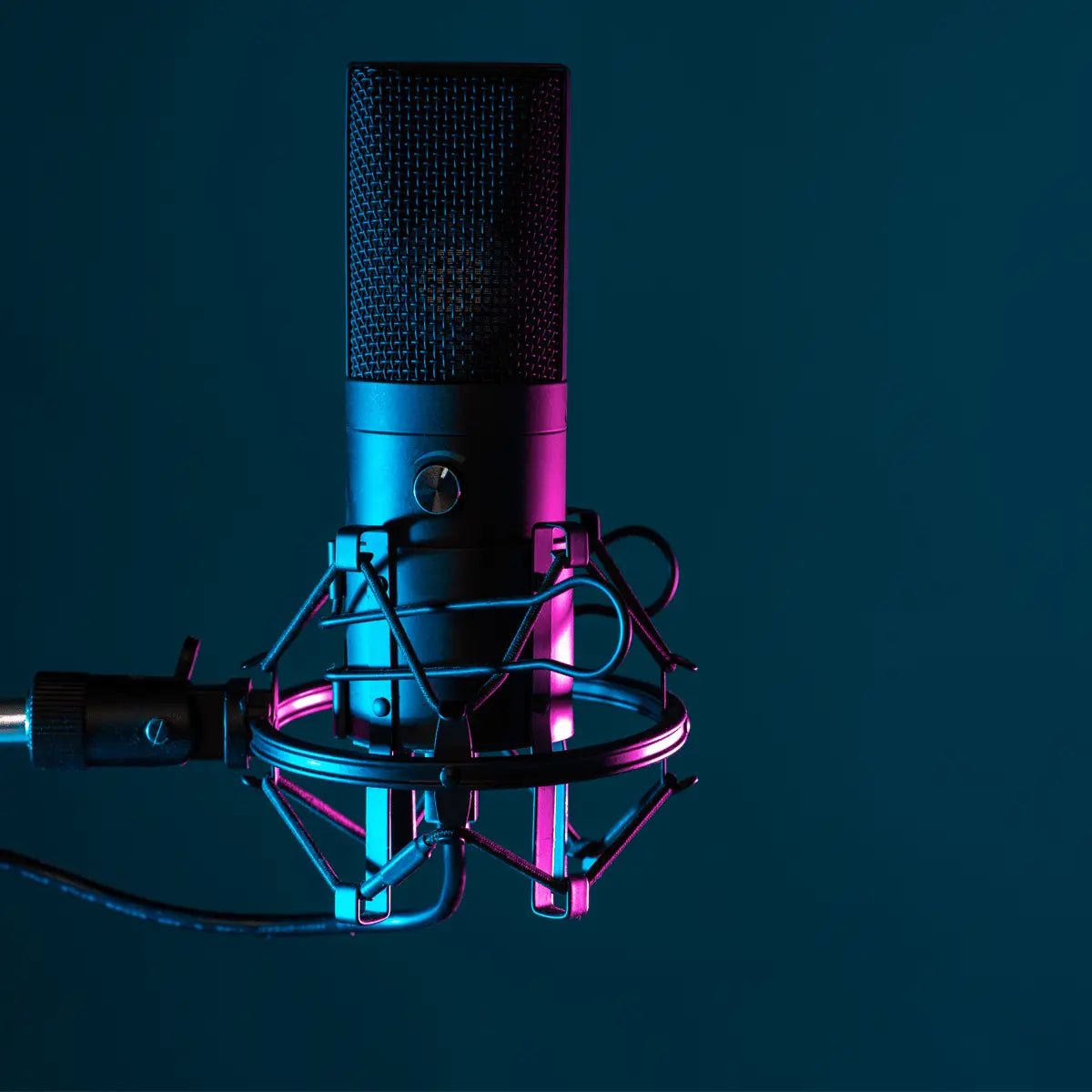 Studio-Mikrofon mit blau-pinker Beleuchtung für Blaupunkt-Audio Team Podcasts-Empfehlungen