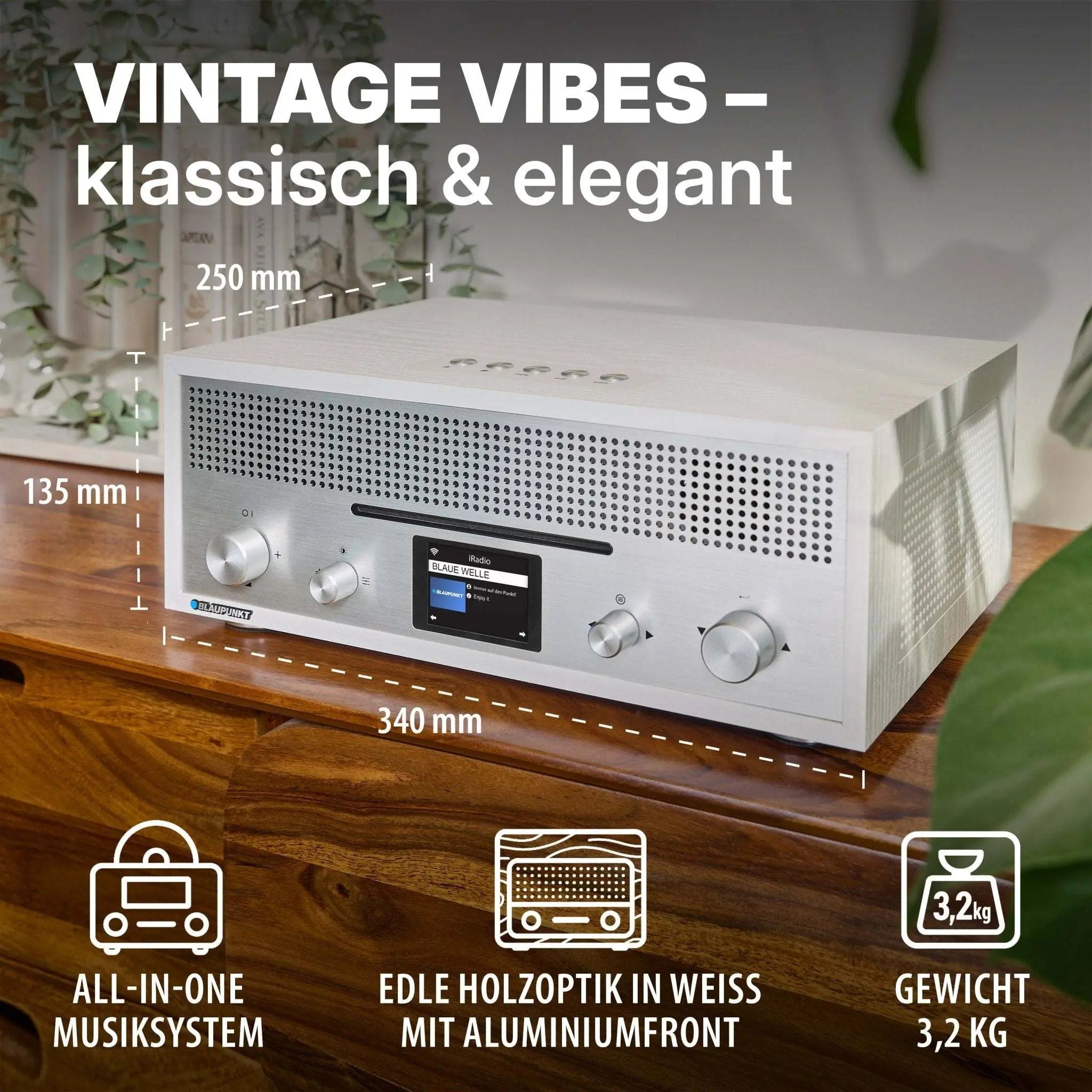 weißes Nostalgie Internetradio mit CD-Laufwerk und Aluminiumfront im Vintage-Design auf Holzoberfläche