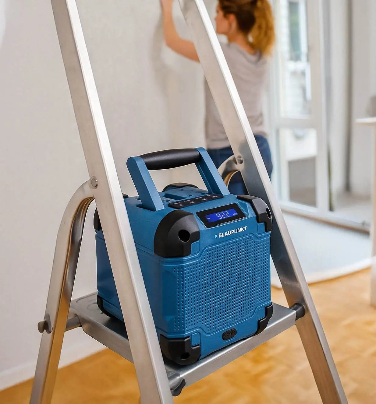 Blaupunkt Baustellenradio BSR 40 robustes, tragbares Baustellenradio mit Bluetooth und AUX-IN auf Leiter