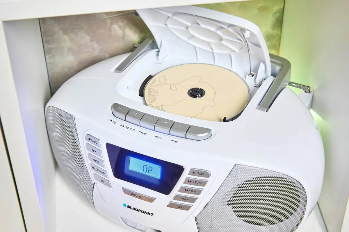 Weißer Blaupunkt Boombox mit CD-Player, Bluetooth, Kassettendeck und digitalem Display für Kinder