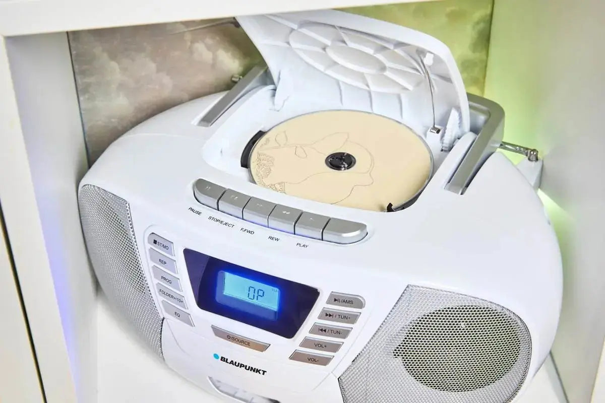 Weißer Blaupunkt Boombox mit CD-Player, Bluetooth, Kassettendeck und digitalem Display für Kinder