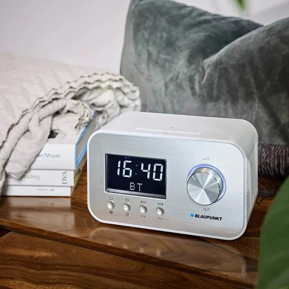 Weißer Radiowecker mit DAB+ und Bluetooth, dimmbares LC-Display, Aluminiumdesign, 2x3W Klang, verschiedene Weckmodi, Blaupunkt CLRD 40