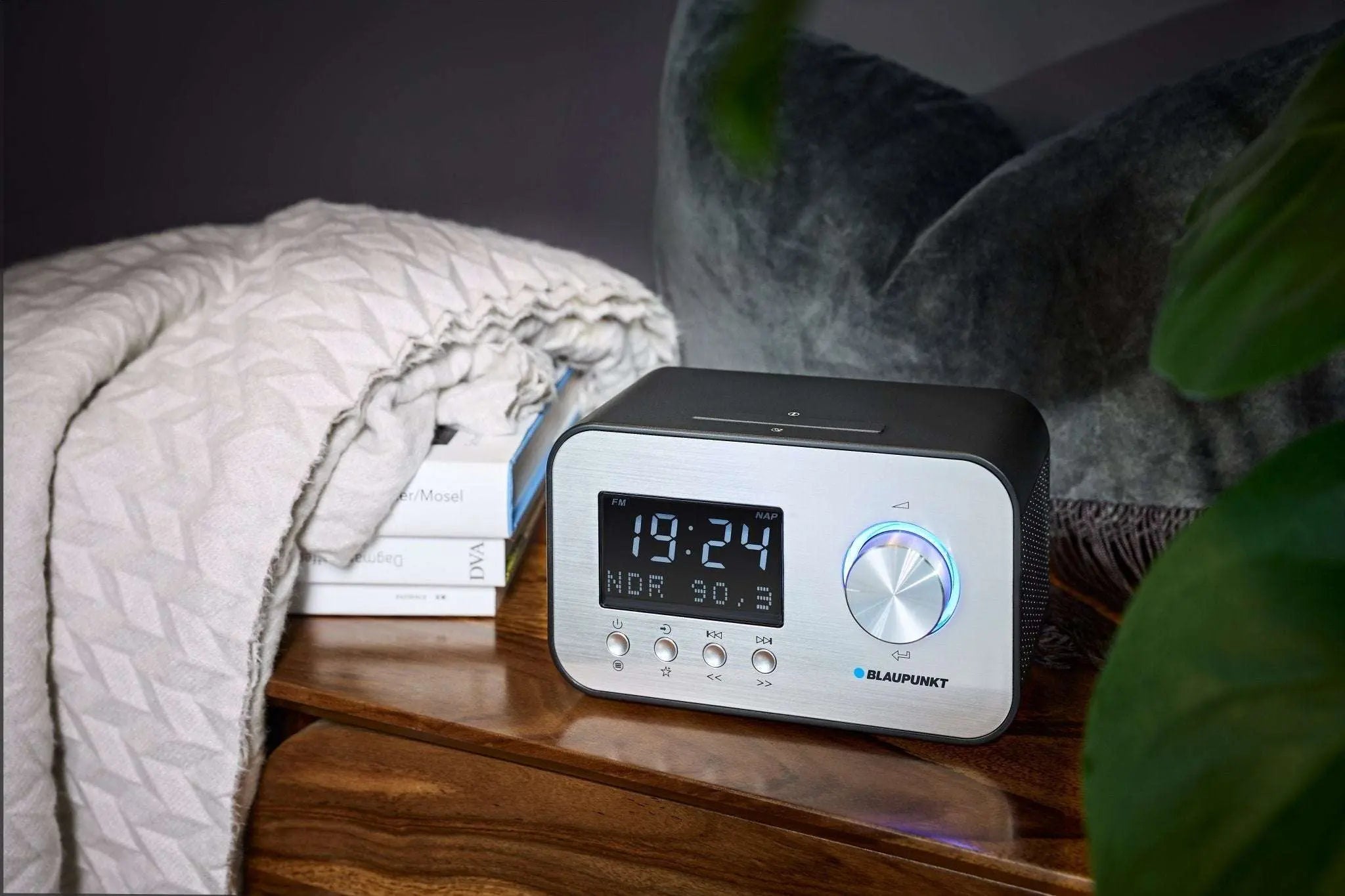 Schwarzer Radiowecker mit DAB+ Empfang, beleuchtetem Display und Aluminiumoptik auf Nachttisch