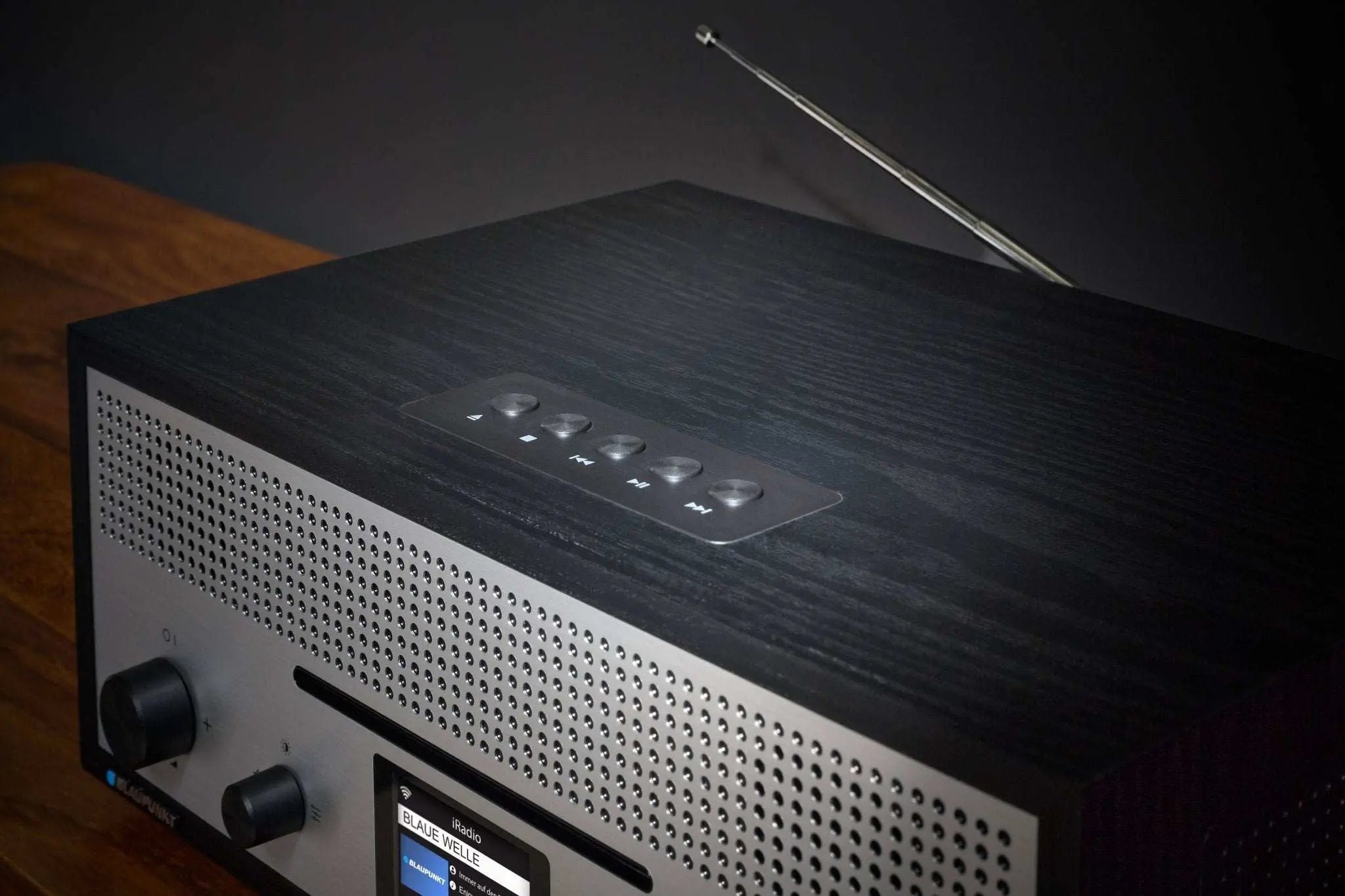 Blaupunkt MILANO schwarzes Internetradio mit CD, Retro-Holzgehäuse und Aluminiumfront, Bluetooth und DAB+ Empfang