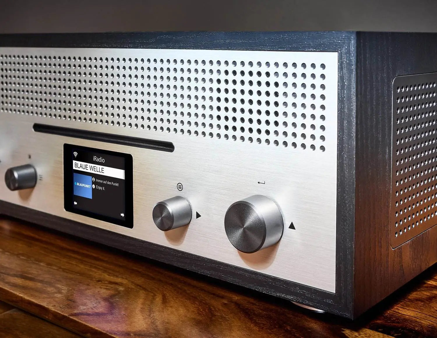 Blaupunkt Milano Internetradio mit CD und Retro-Holzgehäuse in Schwarz, Aluminiumfront mit Drehknöpfen und Farbdisplay