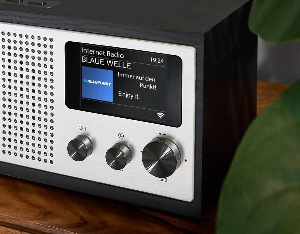 Internetradio mit DAB+ Blaupunkt Napoli mit Holzgehäuse, Aluminiumfront, Farbdisplay und Drehreglern