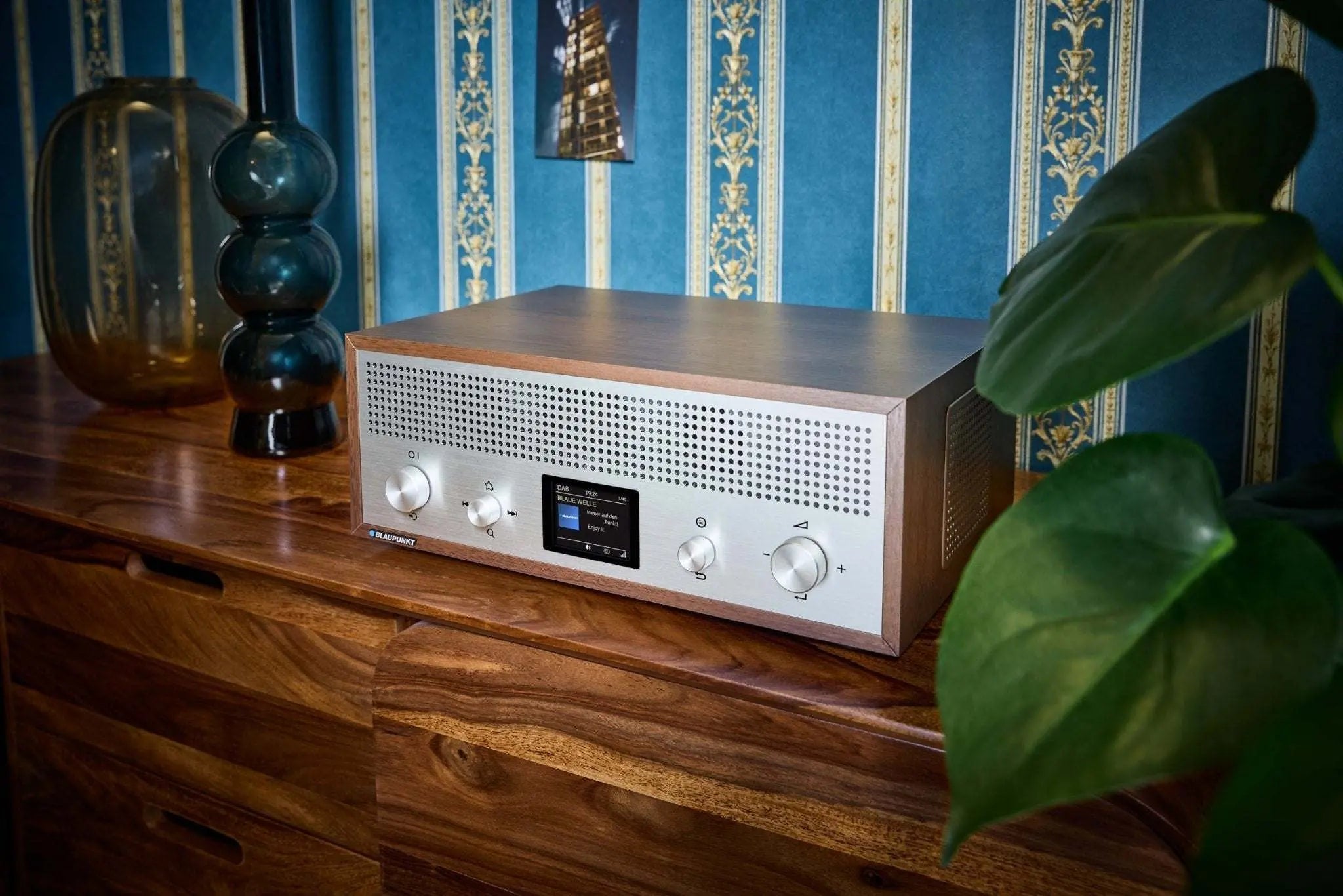 Nostalgieradio mit DAB+ Verona Walnuss-Holzkorpus und Aluminiumfront auf Retro-Kommode