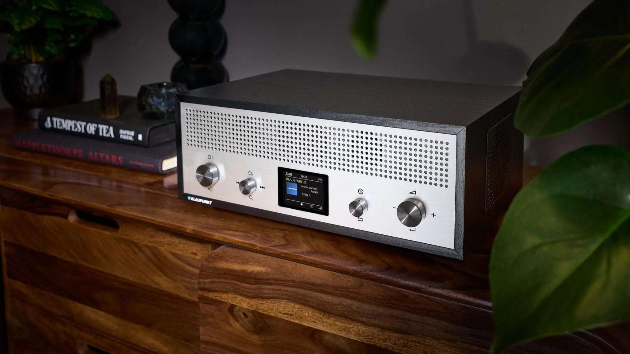 Nostalgieradio mit DAB+ im Retrodesign, Bluetooth, USB-Ladefunktion und Aluminiumfront in Schwarz auf Holzmöbel