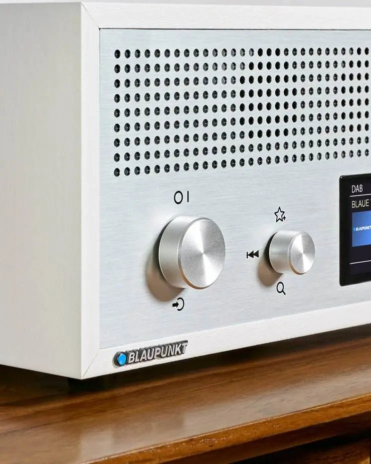 Weißes Nostalgieradio mit DAB+, Bluetooth und Aluminiumfront von Blaupunkt.