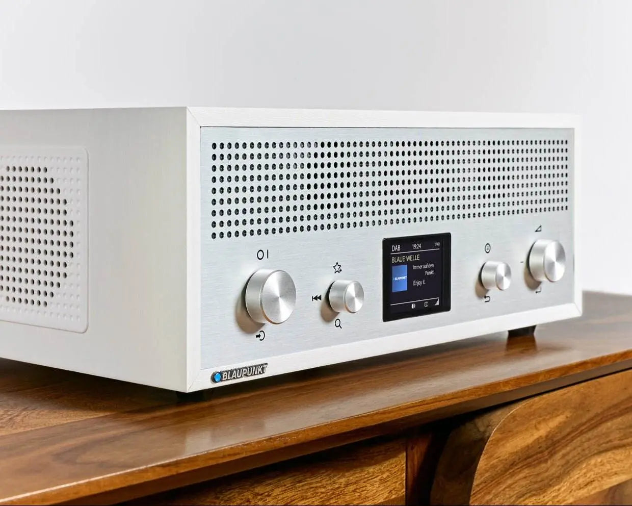 Weißes Nostalgieradio mit DAB+ und Bluetooth im Retrodesign mit Aluminiumfront und Holzkorpus