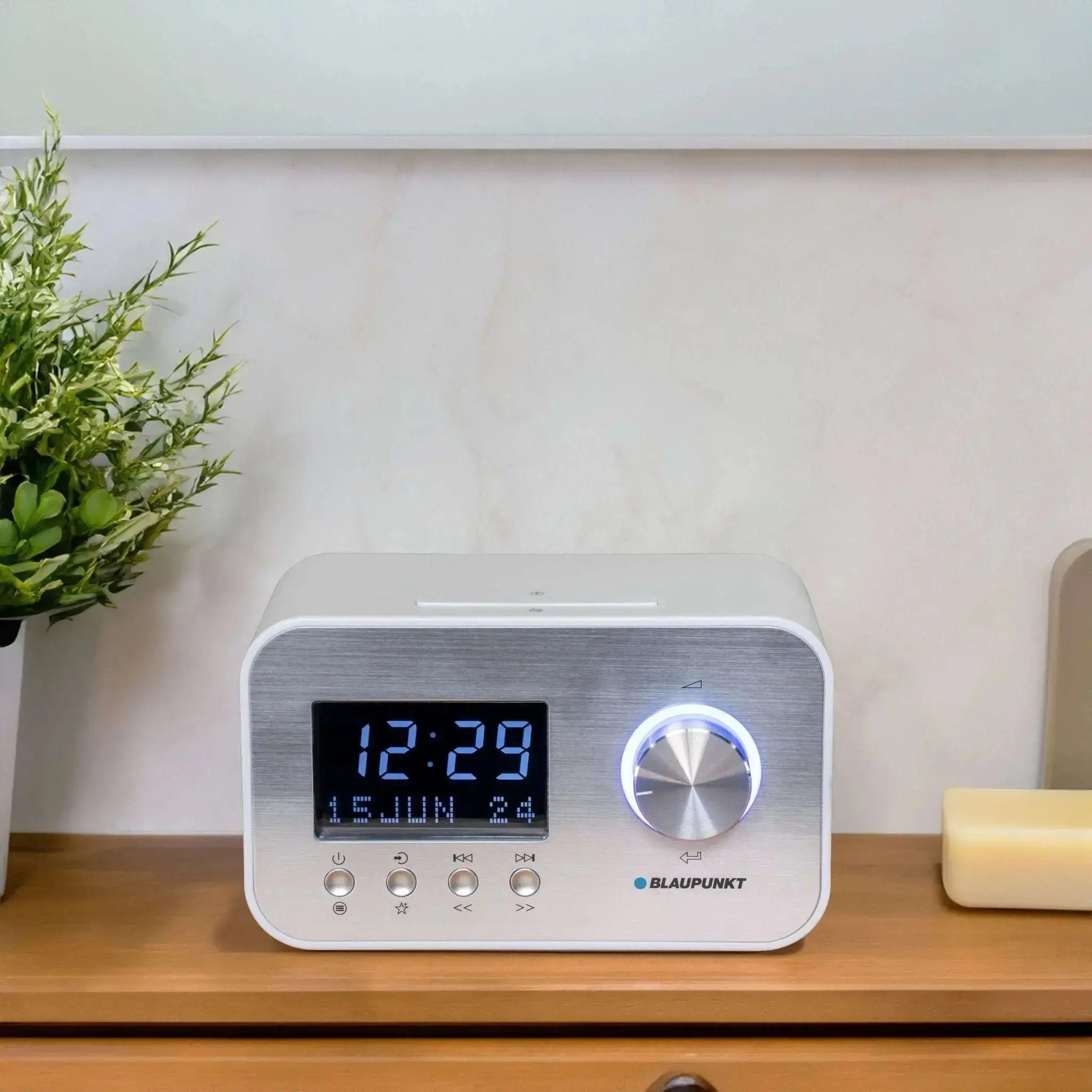 Blaupunkt CLRD 40 weißer Radiowecker mit DAB+ und UKW, großem dimmbarem LC-Display, Bluetooth und 2 x 3W Klangleistung