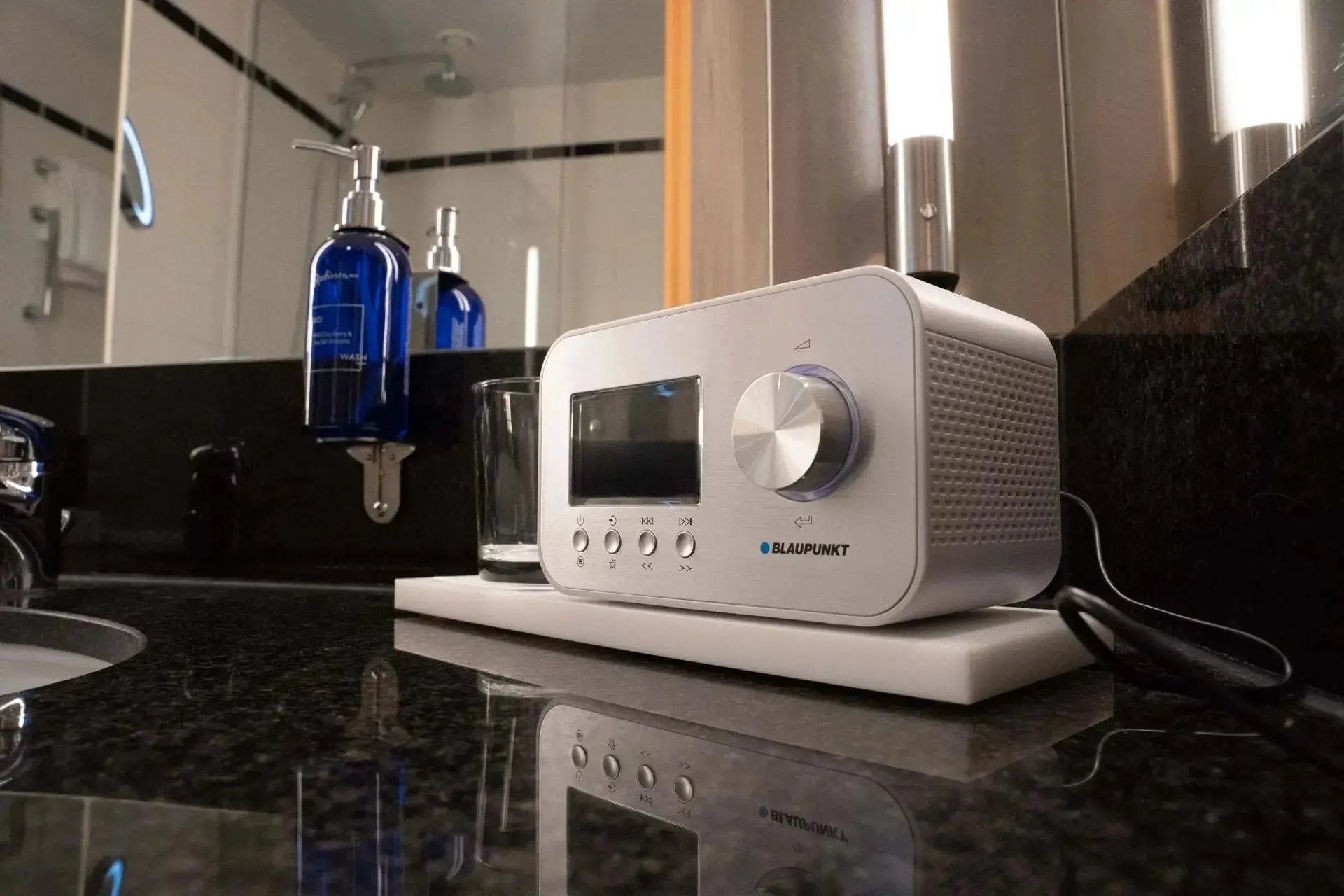 Weißer Radiowecker mit DAB+ und UKW, dimmbares LC-Display, Bluetooth, Aluminiumoptik, Blaupunkt CLRD 40 auf Badezimmerwaschtisch