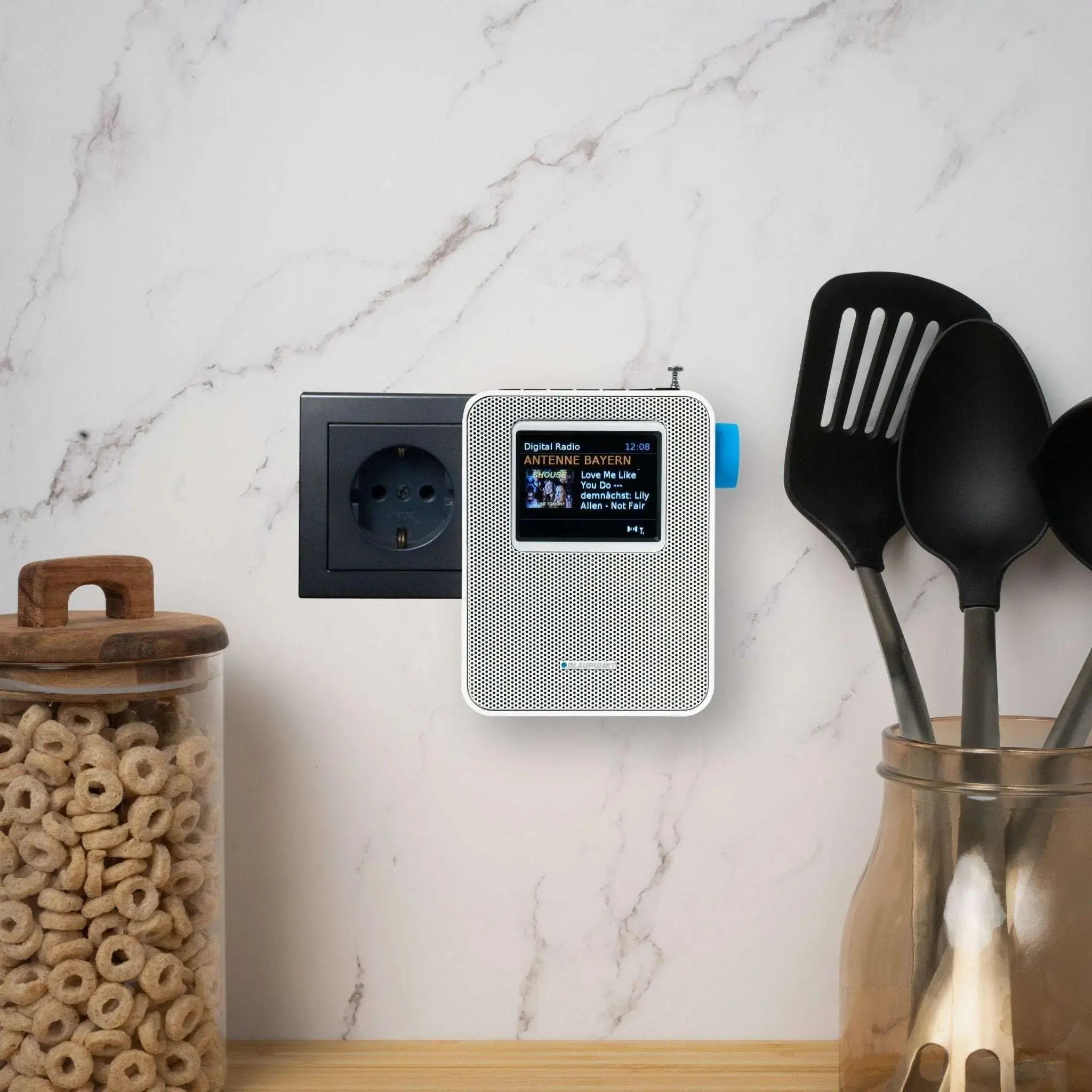 Kompaktes Steckdosenradio mit Bluetooth, DAB+ Empfang und USB-Ladefunktion, ideal für Küche und Wohnzimmer