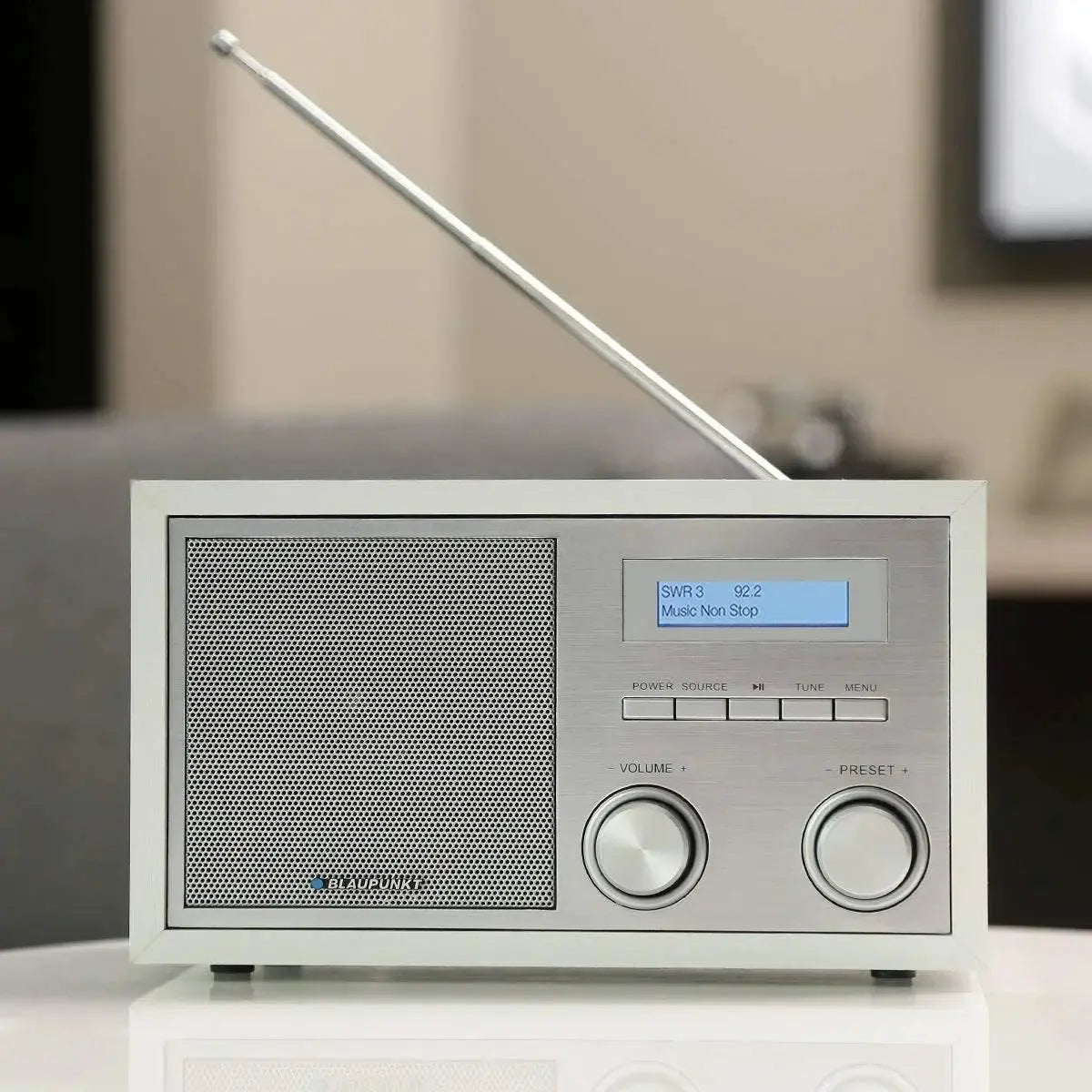 Weißes Nostalgieradio mit DAB+ und Bluetooth, Aluminiumfront und Holzgehäuse, Blaupunkt RXD 180