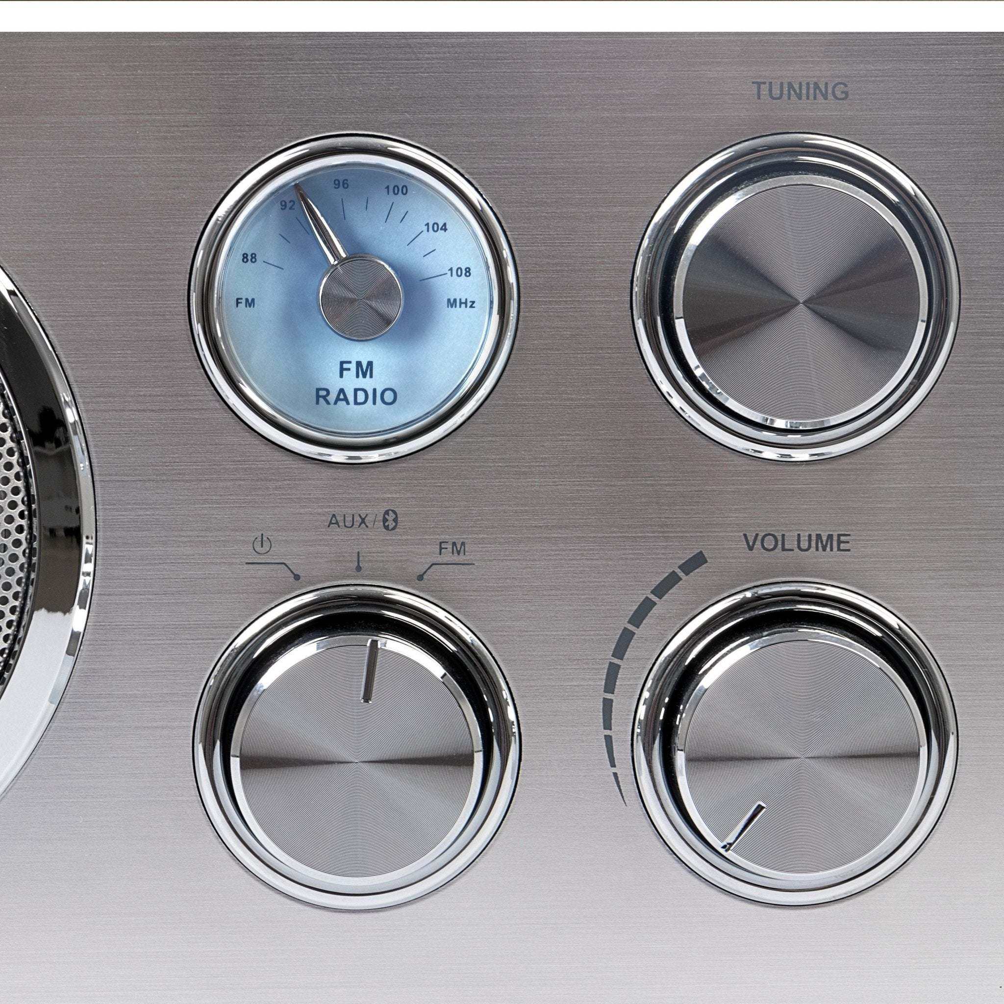 Close-up of Blaupunkt RXN 180 retroradio mit Bluetooth control knobs and FM radio dial in brushed aluminum finish