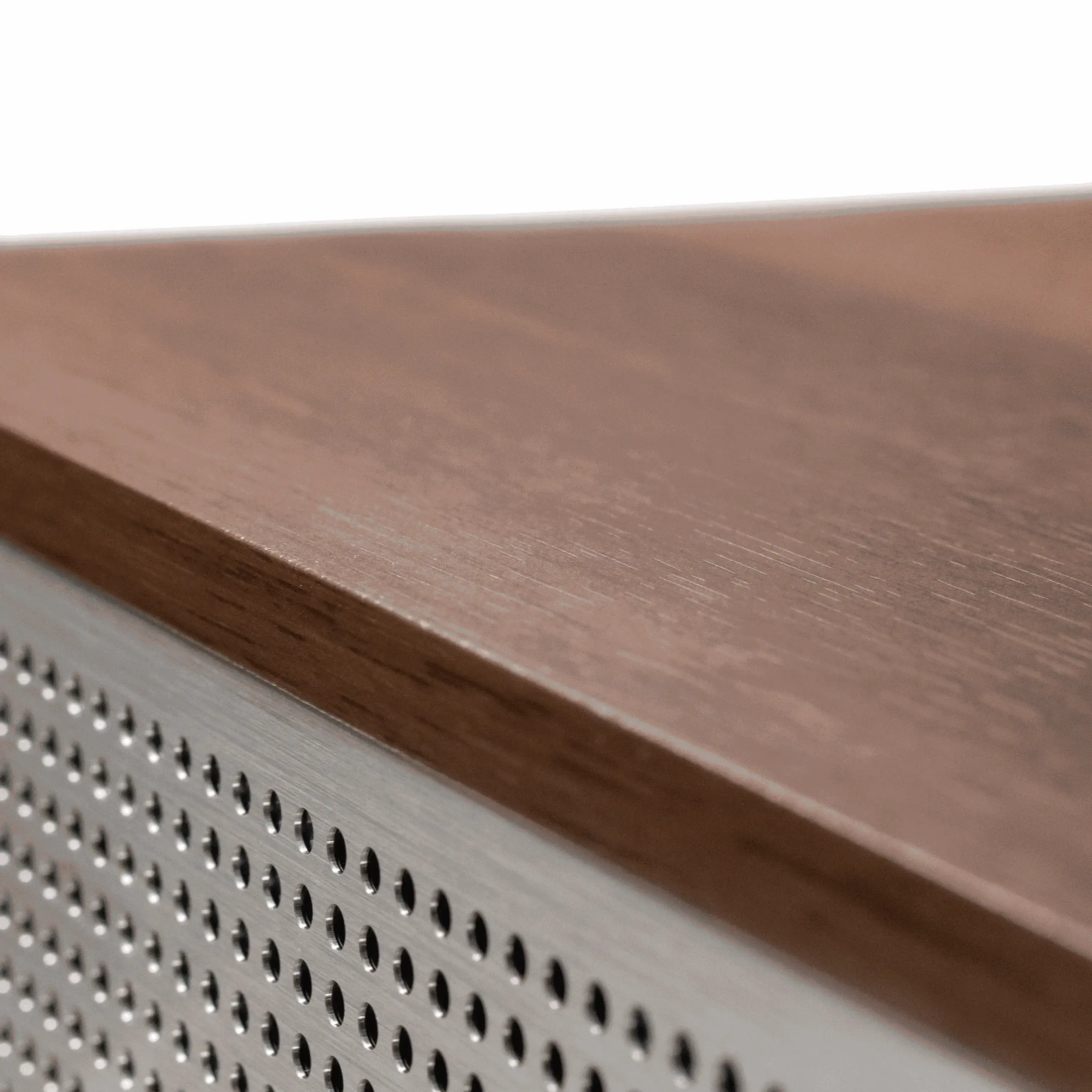 Nahaufnahme eines Nostalgieradios mit DAB+ im Walnuss-Holzkorpus und Aluminiumfront