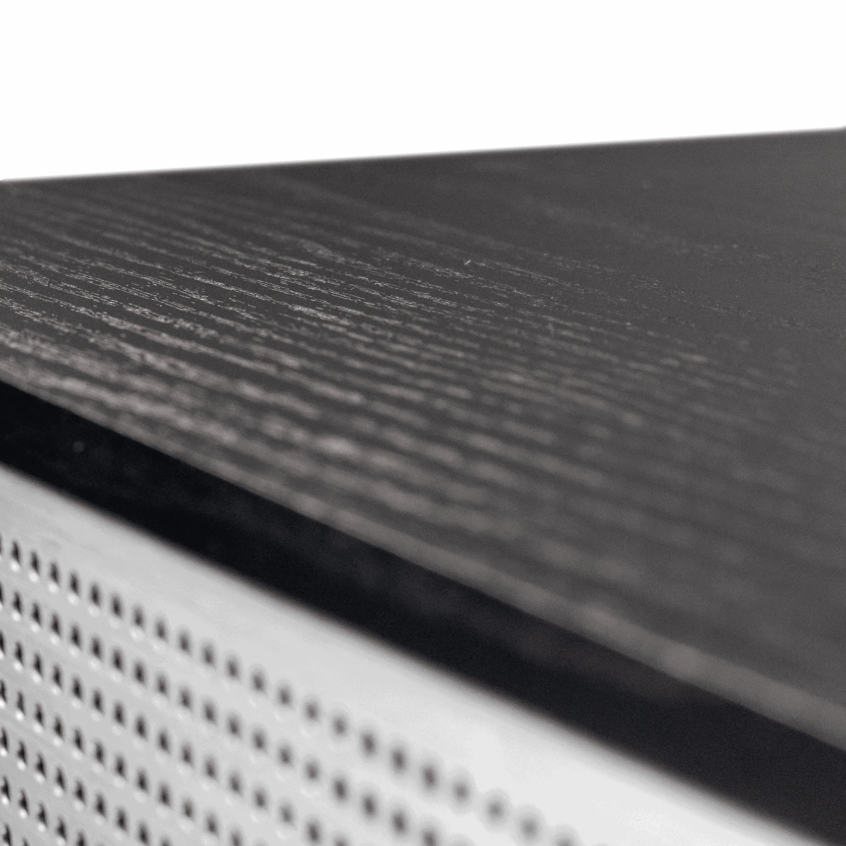 Detailaufnahme des Holzkorpus eines schwarzen Nostalgieradios mit DAB+ und Aluminiumfront, Modell VERONA von Blaupunkt