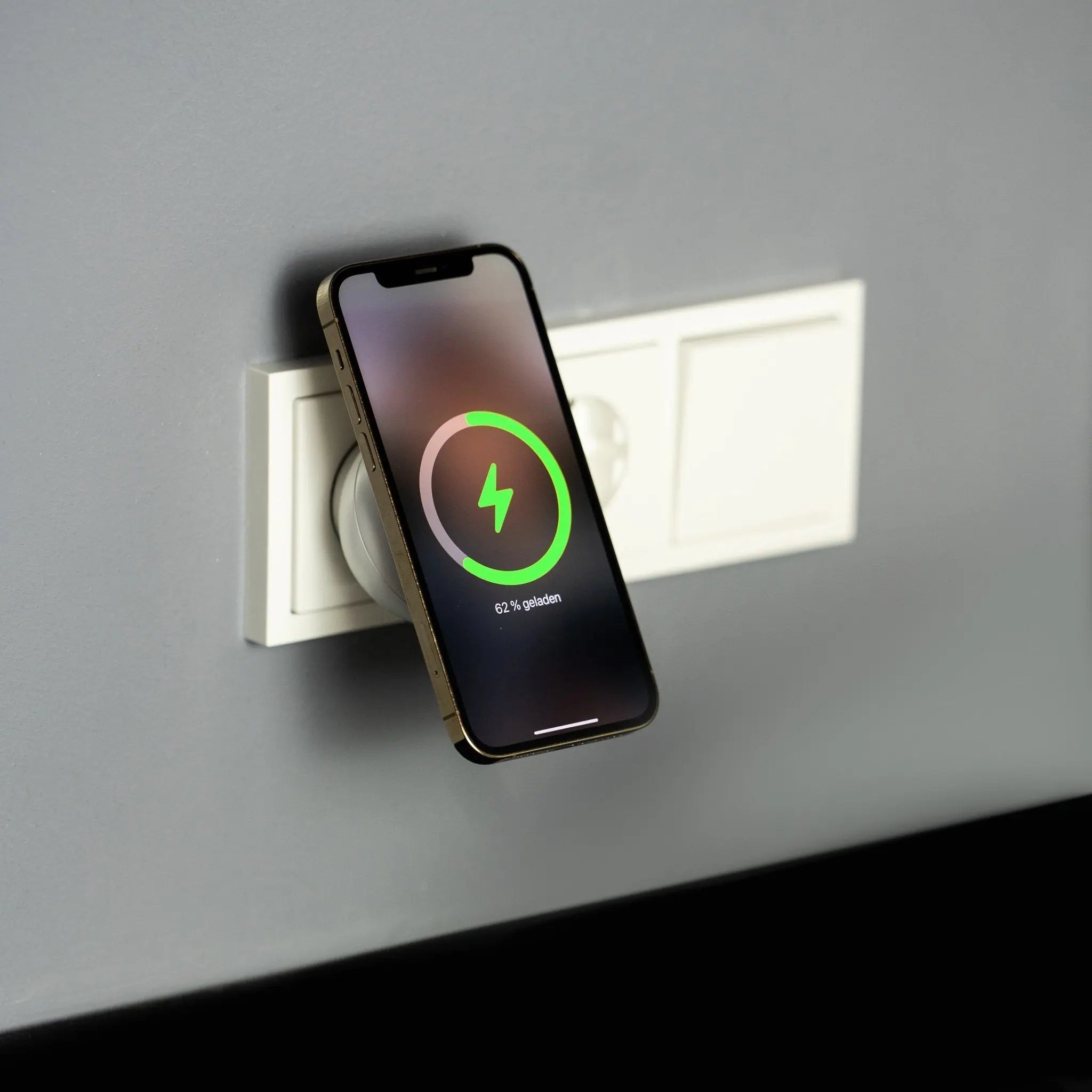 MAG 100 Wallcharger magnetisch kabelloses Ladegerät mit 20W USB-C und austauschbaren EU-US Steckern beim Laden eines iPhones an Wandsteckdose