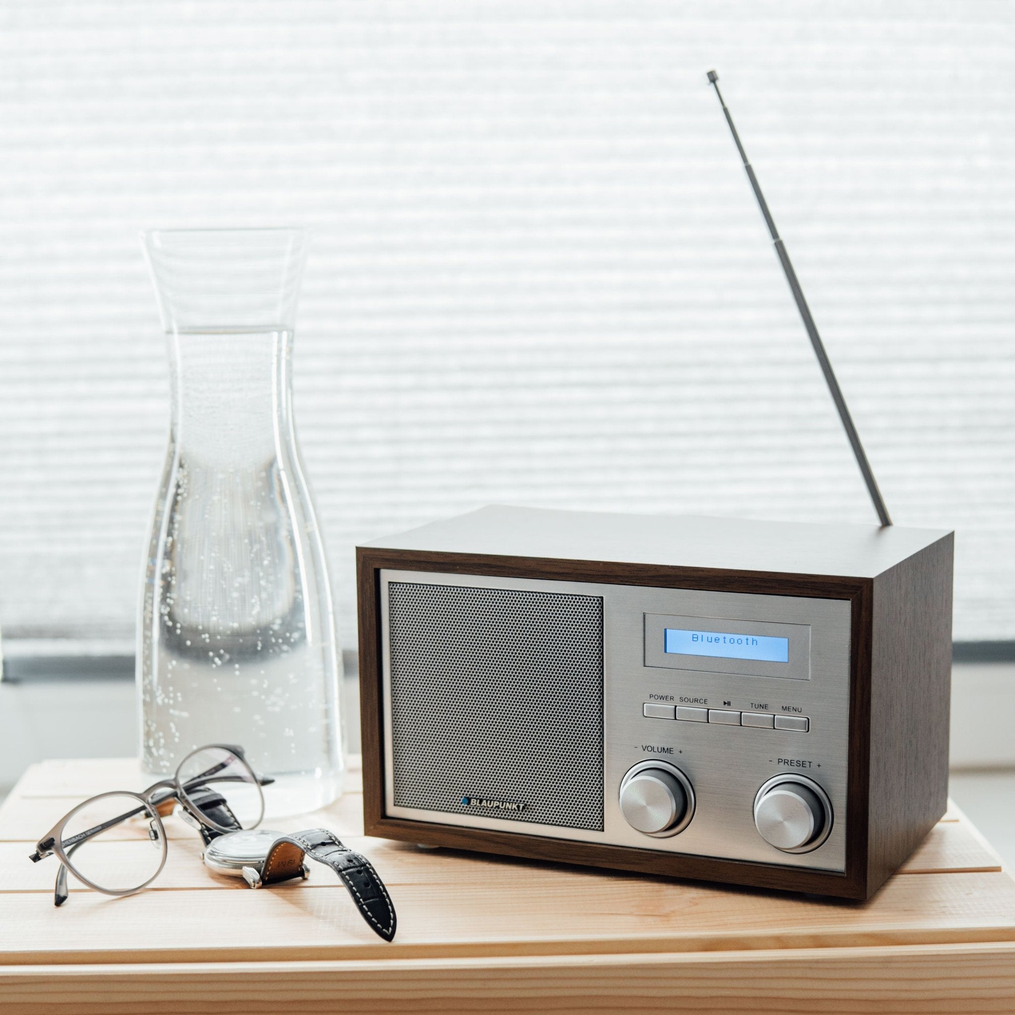 Blaupunkt Nostalgieradio im Retro-Design mit Holzgehäuse und analogem Frequenzband