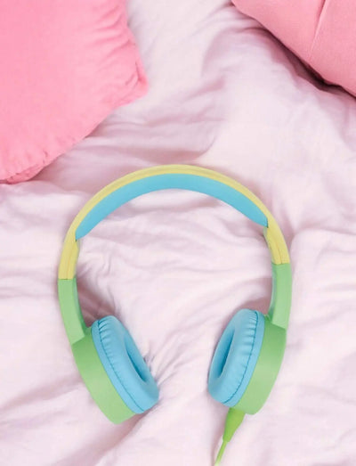 Blaupunkt Kids Kopfhörer KKH 10 blau mit KidsSafe-Technologie und Lautstärkebegrenzung auf Bett mit rosa Kissen