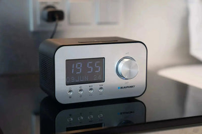 Schwarzer Radiowecker mit DAB+ Empfang, großem dimmbarem Display und Aluminiumfront, Modell CLRD 40 von Blaupunkt