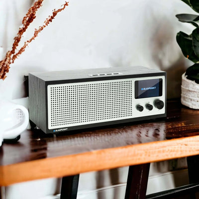 Blaupunkt Napoli Internetradio mit DAB+ im Retro-Holzgehäuse auf Holztisch