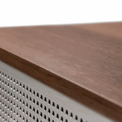 Nahaufnahme eines Nostalgieradios mit DAB+ im Walnuss-Holzkorpus und Aluminiumfront